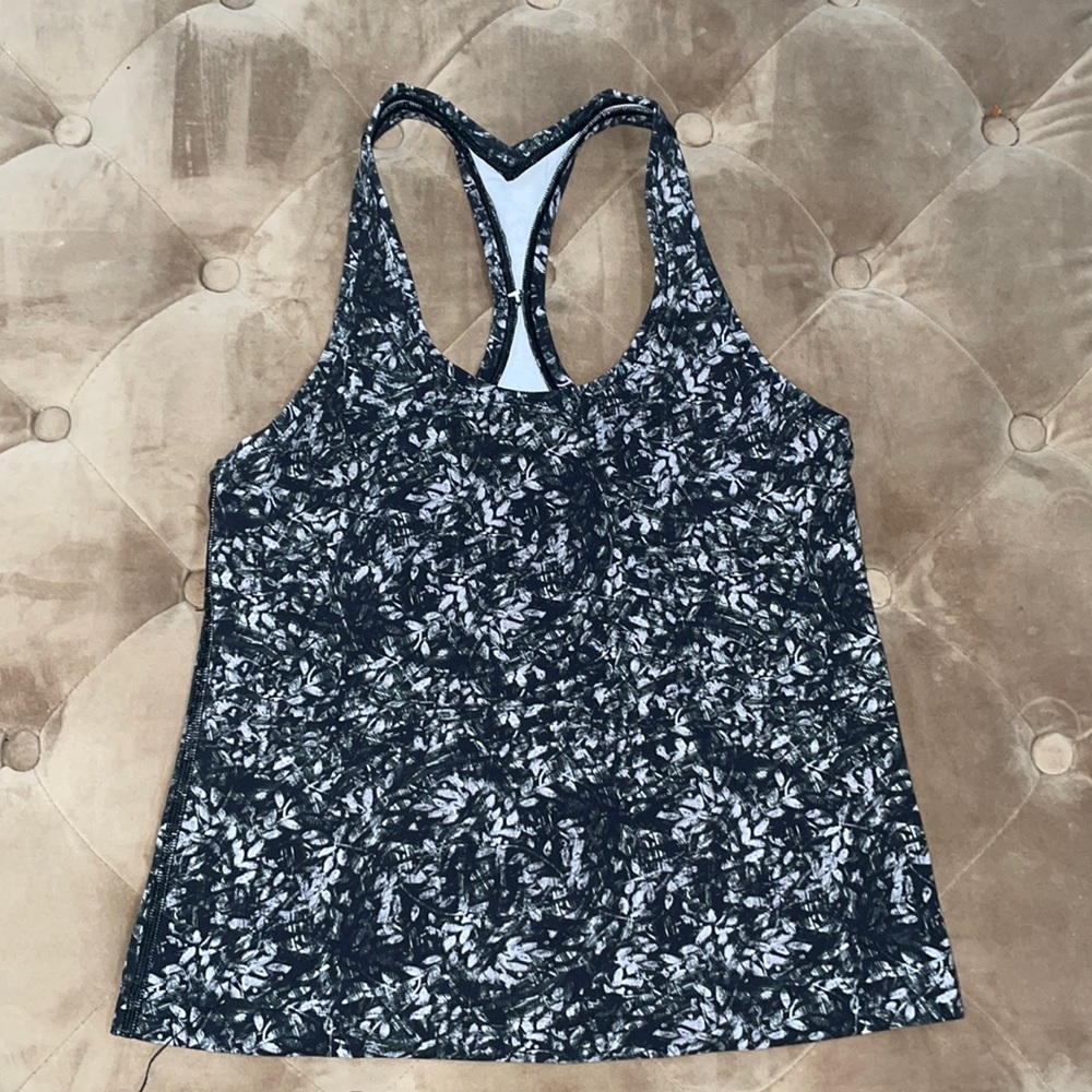 Lululemon T-back tank in Nulu fabric - size 6/8